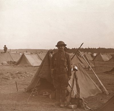 Soldat står vid tält, amerikanskt läger, Melette, Frankrike, c1914-c1918. av Unbekannt