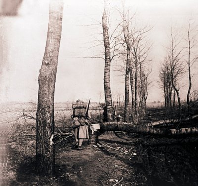Soldat med pack på ryggen, c1914-c1918 av Unbekannt