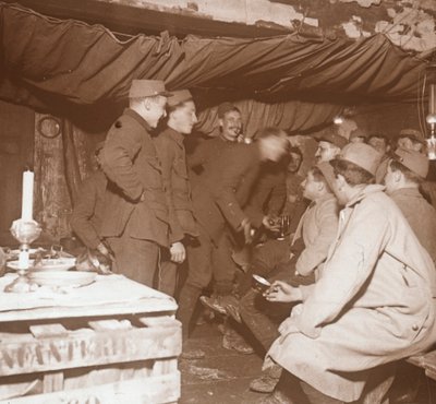 Soldater i ett skydd, Genicourt, norra Frankrike, c1914-c1918 av Unbekannt
