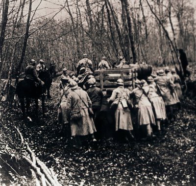 Soldater i skogen, c1914-c1918 av Unbekannt