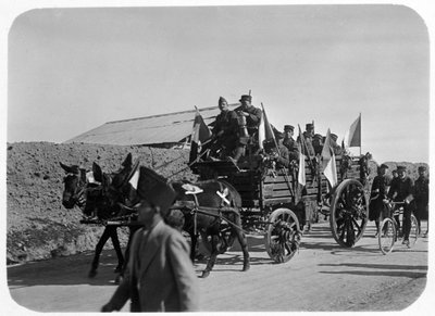 Soldater från den franska främlingslegionen som reser med vagn, Syrien, 1900-talet av Unbekannt