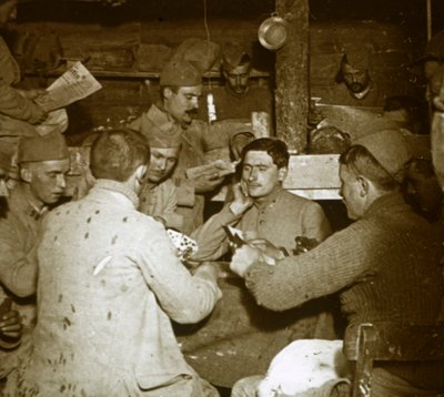 Soldater som spelar Manille [kortspel] i skyttegravarna, c1914-c1918 av Unbekannt