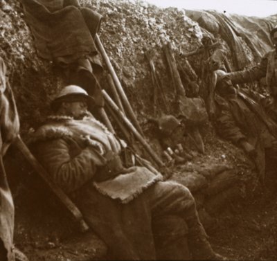 Soldater vilar i skyttegravar, c1914-c1918 av Unbekannt