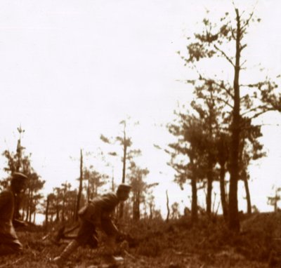 Soldater springer på slagfältet, c1914-c1918 av Unbekannt