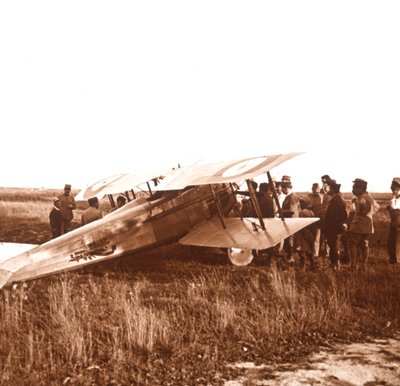 Soldater som omger biplan, Somme, norra Frankrike, c1914-c1918 av Unbekannt