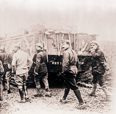 Soldater som går bakom stridsvagn, c1914-c1918. av Unbekannt