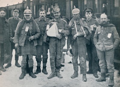 Några glada sårade från striderna i Neuve Chapelle, bär fångade tyska hjälmar, 1915 av Unbekannt