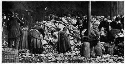 Sorterar en dammhög vid en County Council Depot, London, c1850 1903 av Unbekannt