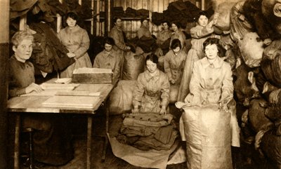 Sortering av uniformer i WAAC:s klädbutik, första världskriget, 1914-1918, 1933. av Unbekannt