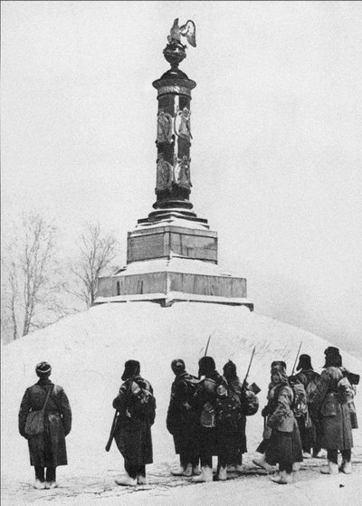 Sovjetiska soldater vid monumentet till hjältarna från kriget 1812 i byn Tarutino Kaluga r av Unbekannt