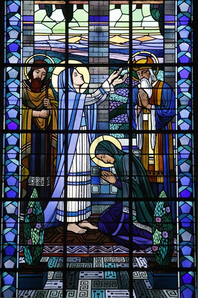 Målat glas i Notre Dame du Rosaire katolska kyrkan: Visitation, Saint-Ouen, Frankrike av Unbekannt
