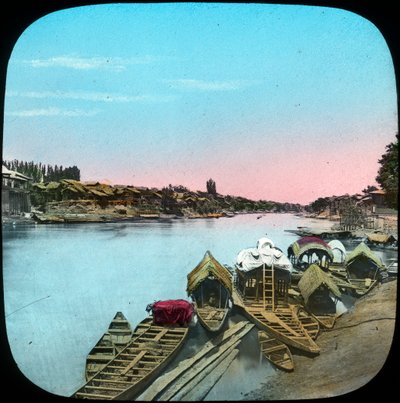 Statlig pråm mittemot ett Maharajahs palats, Indien, sent 1800- eller tidigt 1900-tal av Unbekannt