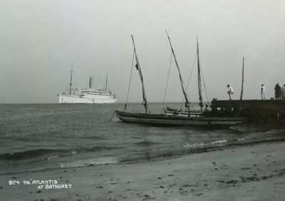 Ångfartyget Atlantis utanför Bathurst, Gambia, 1900-talet av Unbekannt