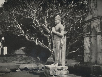 Stenfigur nära Ruwanweli Dagoba, Anuradhapura, 1926 av Unbekannt