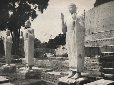 Stenstatyer framför Ruwanwali Dagoba under restaurering, Anuradhapura, 1926 av Unbekannt