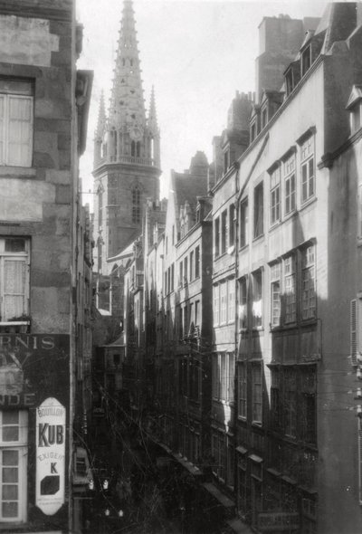 Gatubild, som visar katedralspiran, St Malo, Bretagne, Frankrike, 1900-talet av Unbekannt