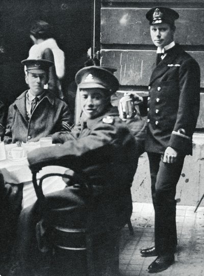 Underlöjtnant Prince Albert serverar te till sårade soldater vid Buckingham Palace, 1916 av Unbekannt