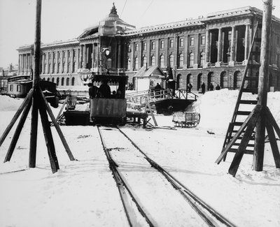 Förorts tågstation framför Academy of Arts, St Petersburg, Ryssland, c1896-c1898 av Unbekannt
