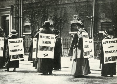 Suffragetter demonstrerar utanför ett fängelse, London, 1914, 1947. av Unbekannt