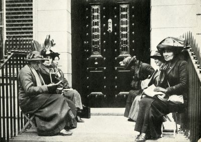Suffragetter väntar på tröskeln till Sir Edward Carsons hem i London, 6 april 1914, 1947. av Unbekannt