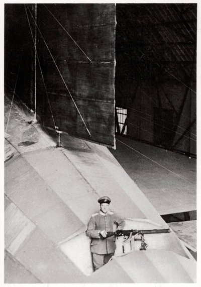 Stjärtskytt på ett tyskt Zeppelin-luftskepp, första världskriget, 1914-1918 1933 av Unbekannt
