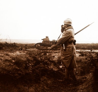 Tank och soldat på slagfältet, c1914-c1918 av Unbekannt