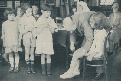 Testar patellareflexen för indikation på nervsjukdom, c1935 av Unbekannt