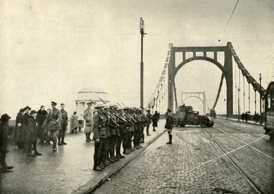 De 18:e husarerna vaktar en bro över Rhen i Köln, 1919. av Unbekannt