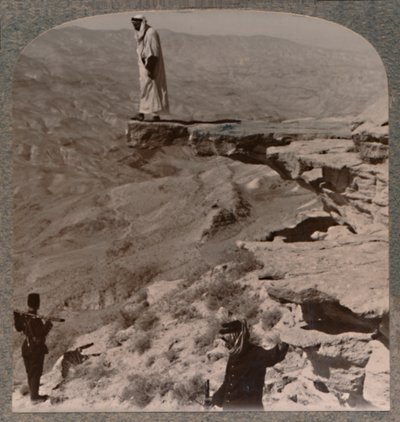 Arno. Dragoman stående på klippan, c1900 av Unbekannt