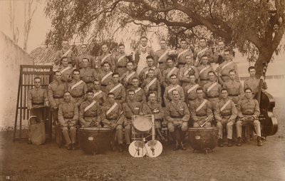 Bataljonsbandet för den första bataljonen, The Queens Own Royal West Kent Regiment. Poona, Indien, 1 av Unbekannt