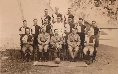 Bataljonsfotbollslaget för den första bataljonen, The Queens Own Royal West Kent Regiment. Poona, av Unbekannt