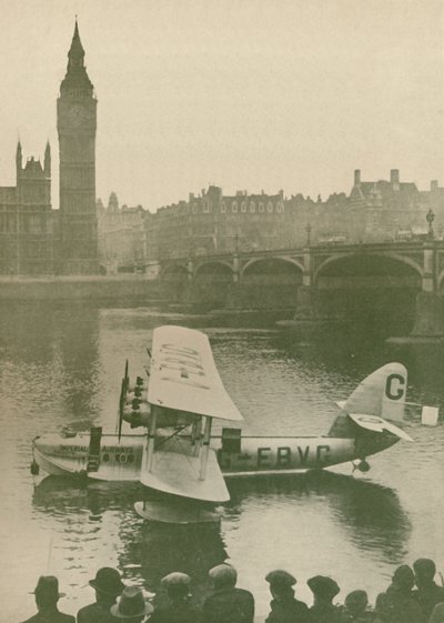Calcutta flygbåt förtöjd i Themsen mitt emot Houses of Parliament, 1927 av Unbekannt