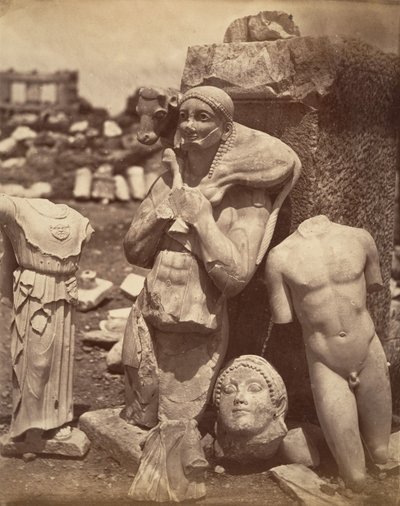 Kalvbäraren och Kritios-pojken strax efter exhumation på Akropolis, Danse..., ca. 1865. av Unbekannt