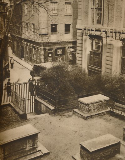 Coopers Arms från Churchyard of St. Olaves, Silver Street, c1935. av Unbekannt