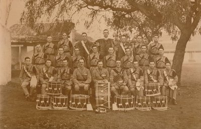 The Trumms and Bugles of the First Batalion, The Queens Own Royal West Kent Regiment. Poona, Indien, av Unbekannt