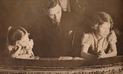 Hertigen av York och prinsessorna Elizabeth och Margaret vid pantomimen den 6 februari 1935. av Unbekannt