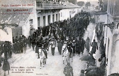 Den franska främlingslegionen paraderar genom gatorna i Sidi Bel Abbes, Algeriet, 1906 av Unbekannt