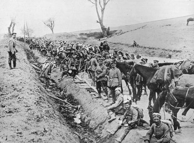 Den tyska framryckningen genom Galicien: En bivack av trupper vid vägkanten, 1915 av Unbekannt