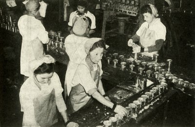 The Great Salmon Industry - Indiska flickor som arbetar på konservavdelningen, c1948. av Unbekannt