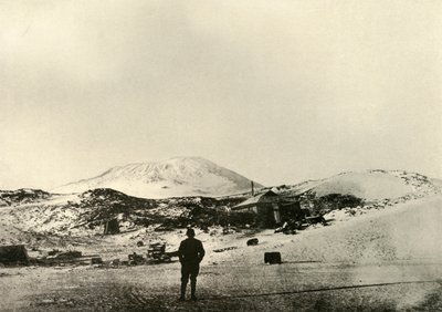 Kojan, med berget Erebus i bakgrunden, hösten 1908, 1909. av Unbekannt