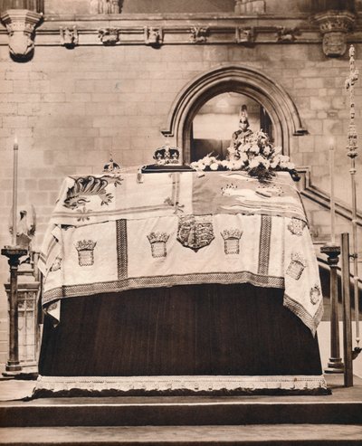 Imperial Crown, The Orb och Sceptern på King Georges kista i Westminster Hall, 1936 av Unbekannt