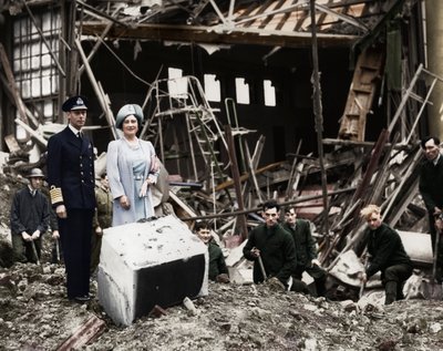 Kungen och drottningen undersöker bombskador, Buckingham Palace, London, andra världskriget, 1940 av Unbekannt
