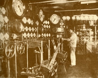Aquitanias huvudmotorkontrollplattform, c1930. av Unbekannt
