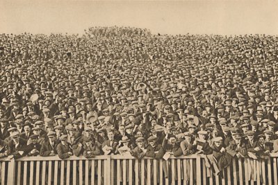 Den månghövdade rösten som ryter bakom beröringslinjen varje vinterlördag, c1935. av Unbekannt