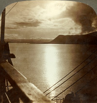 Midnattssolen i juli över klipporna i Spetsbergen och Ishavet, c1905. av Unbekannt