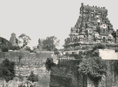 The Moat and the Fort, Tanjore, Indien, 1895. av Unbekannt