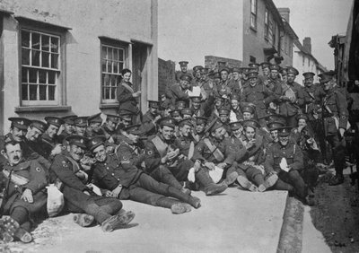 The New Army in training: A rest by the roadside, 1915 av Unbekannt