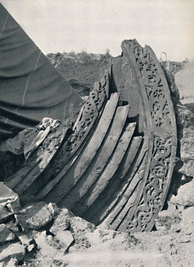 Osebergsskeppet i högen, visar ristningen på stam och räcke, 1935 av Unbekannt