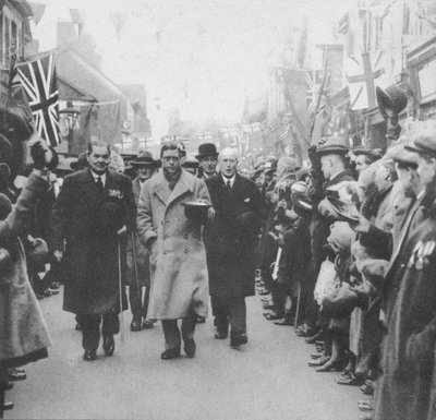 Prinsen av Wales hälsades av folket i Porth, Glamorgan, under ett besök i Wales, 1932 1936 av Unbekannt
