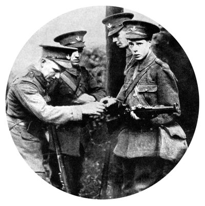 Prinsen av Wales laddade ett gevär i Grenadiers, första världskriget, 1914 av Unbekannt